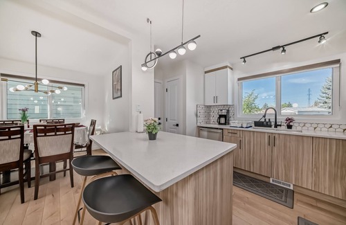 Southeast Edmonton House | Millwoods | Sleeps 8 | Newly Renovated | AC | Near South Edmonton Common