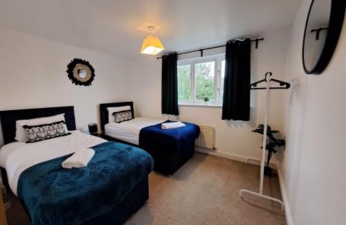 Milton Keynes House | Milton 5BR House with free parking, 3.5 Bathrooms ideal for CONTRACTORS & WEEKEND stays