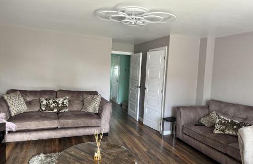 Milton Keynes House | Milton Keynes Retreat - 4 Bedroom Luxury House