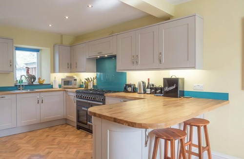 Newport Cottage | Min y Mor, Newport - Five Bedroom Cottage, Sleeps 10