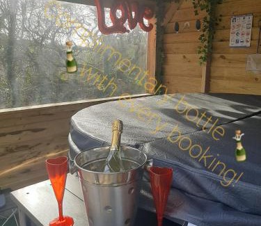 Malltraeth House | Min yr Afon - Cabin - Sleeps 2 - Hot Tub - Parking