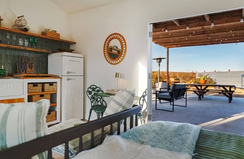 Joshua Tree Cabin | Mindy's Rustic Rabbit Cabin ~ Heart Deck ~ Spa ~