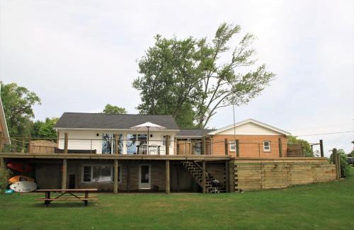 Bradley House | Miner Lake Lakefront Beach Cottage for Family Fun