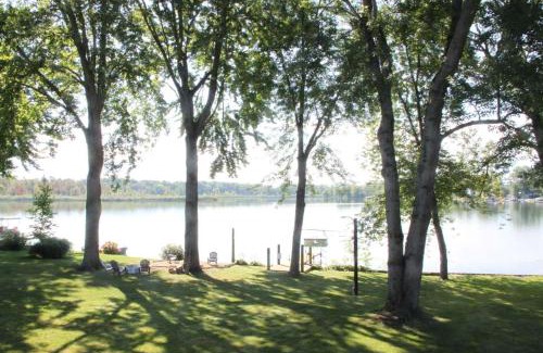 Bradley House | Miner Lake Lakefront Beach Cottage for Family Fun