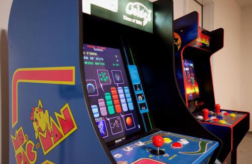 Meridian House | Mineral Spa Fire Pit Gameroom Topgolf Disc