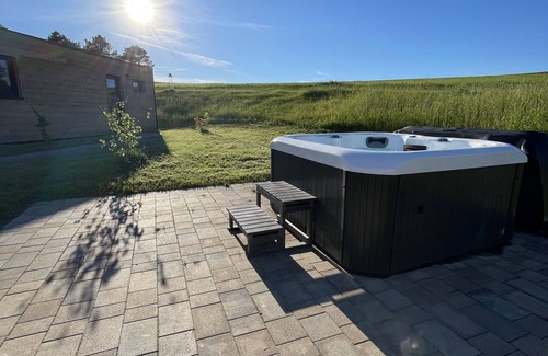 Edertal Ski Chalet | Mini chalet on Lake Edersee with 2 bedrooms, incl. outdoor whirlpool