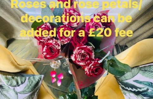 Bramcote House | Mini Love Island style guest house includes personal hot 24 hour swimming pool, heated dining pod, outdoor bathtub, BBQ and fire pit, all this is secretly located in the busy suburbs of Nottingham