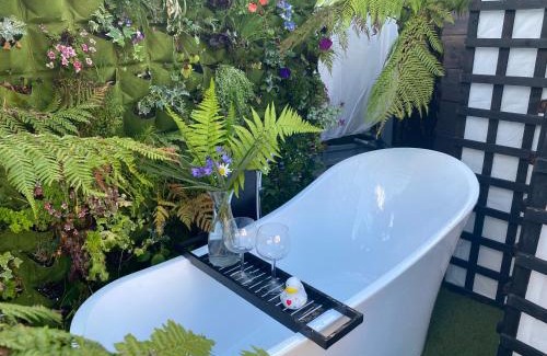 Bramcote House | Mini Love Island style guest house includes personal hot 24 hour swimming pool, heated dining pod, outdoor bathtub, BBQ and fire pit, all this is secretly located in the busy suburbs of Nottingham