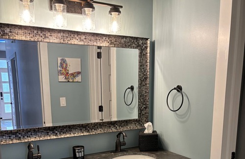 Newport House | Mini Luxury House with Rooftop Deck / Partial City View