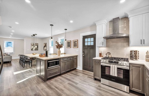 Detroit - Shoreway House | Mini Miracle: Murphy Bed, Sauna + Hot Tub, Pickle Ball, 2BR w/King Beds