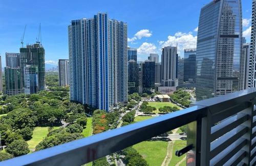 Pembo Apartment | Minimalist 1BR Exec Suite + Best City View of BGC