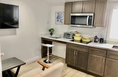 Ashland House | Minimalist Living 1BR In-Law AC Unit with Private Washer & Dryer