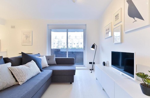 Kensington Apartment | Minimalist studio with balcony in Kensington, Sleeps 4