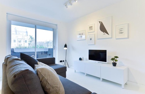 Kensington Apartment | Minimalist studio with balcony in Kensington, Sleeps 4