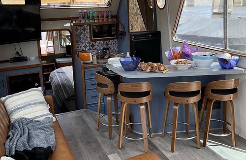 Hager City Boat Rental | MINNeSTAY *Summer Skol AquaHome DOCKSIDE | Unique Stay