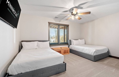 Center City House | MINNeSTAY* The Belle Retreat | Lakeside | Luxury