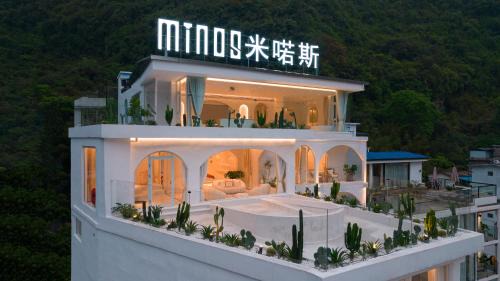 Ten Mile Gallery Hotel | Minos Hotel