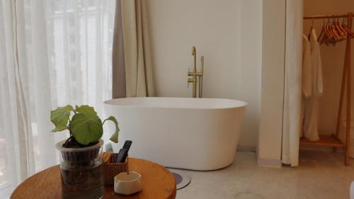 Ten Mile Gallery Hotel | Minos Hotel