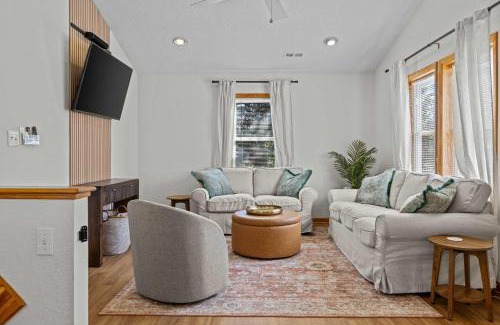 Colington House | Mins to Beach Hot Tub Projector Shuffleboard