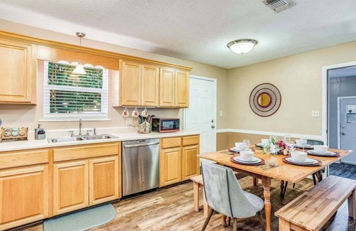 Pensacola Heights House | Mins to Beach & Shopping! Brilliant in Bellview