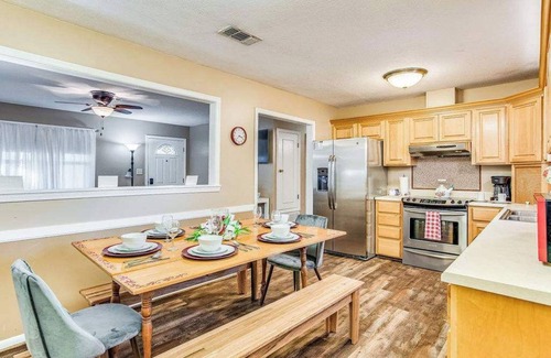 Pensacola Heights House | Mins to Beach & Shopping! Brilliant in Bellview