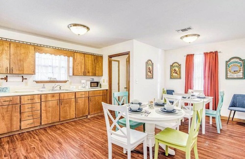 Pensacola Heights House | Mins to Beach & Shopping - Quaint Unit in Bellview