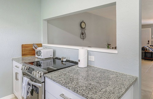 Lakewood Park House | Mins to Beaches & HCA Hospital: Fort Pierce Home