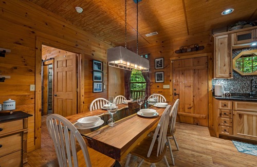 Townsend Cabin | Mins to Cade's Cove! Dreamy Cabin and Outdoor Oasis! Hot Tub & Firepit!