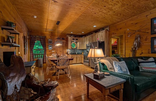 Townsend Cabin | Mins to Cade's Cove! Dreamy Cabin and Outdoor Oasis! Hot Tub & Firepit!
