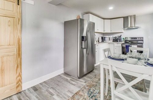 West Pensacola House | Mins to Downtown & the Beach! Myrtle Two-Suites!