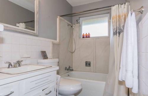 Little Rock House | Mins to Zoo, Hospital & UA - Broadmoor Bungalow