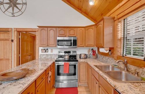 Valley Creek Run Cabin | Minutes from all attractions, in the heart of Maggie Valley!