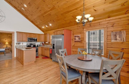 Valley Creek Run Cabin | Minutes from all attractions, in the heart of Maggie Valley!
