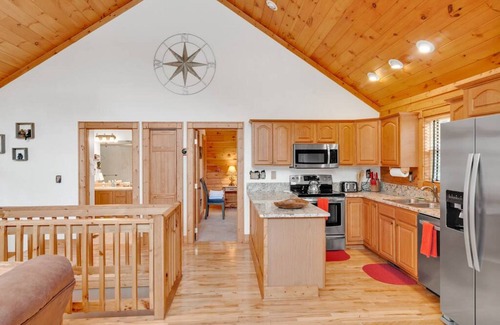 Valley Creek Run Cabin | Minutes from all attractions, in the heart of Maggie Valley!
