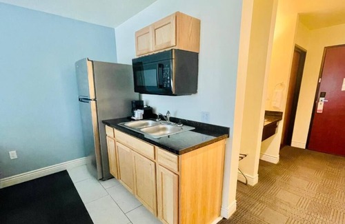 Cuero House | Minutes from Cuero Municipal Golf Course! Unit w/ Kitchenette, FREE Parking!