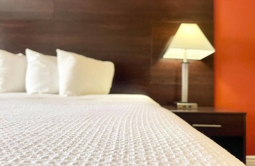 Cuero House | Minutes from Cuero Municipal Golf Course! Unit w/ Kitchenette, FREE Parking!