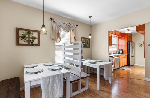 St. Charles Historic District House | Minutes from Main Street - Updated House w/4 Patios, Private Parking & Trolley