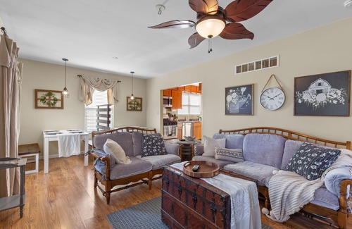 St. Charles Historic District House | Minutes from Main Street - Updated House w/4 Patios, Private Parking & Trolley