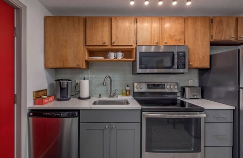 Spenard House | Minutes from the Airport! Northwood Nest 1BDR