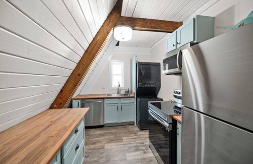 Ono Island House | Minutes from the Beach! A-Frame at The Point