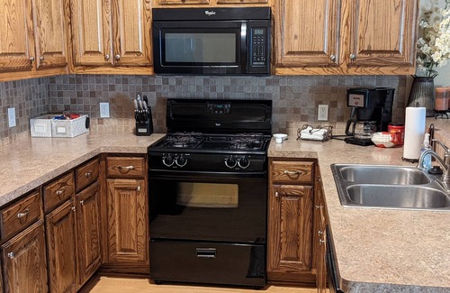 Frankston House | Minutes to Lake Palestine or Pine Dunes Golf Course sleeps 6 & allows pets