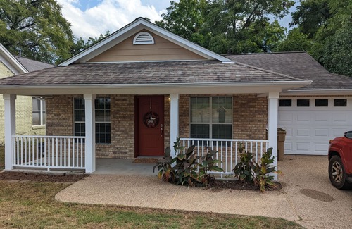 Frankston House | Minutes to Lake Palestine or Pine Dunes Golf Course sleeps 6 & allows pets