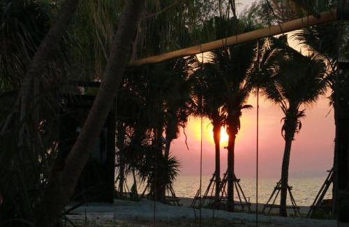 Chakphong Hotel | Mirror Mirror Hotel Cafe & Restaurant