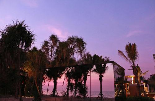 Chakphong Hotel | Mirror Mirror Hotel Cafe & Restaurant