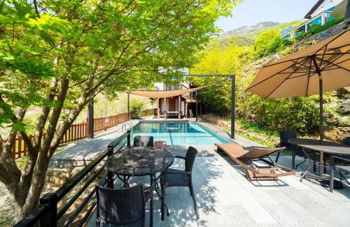 Miryang House | Miryang Pine Tree Pool Villa Pension