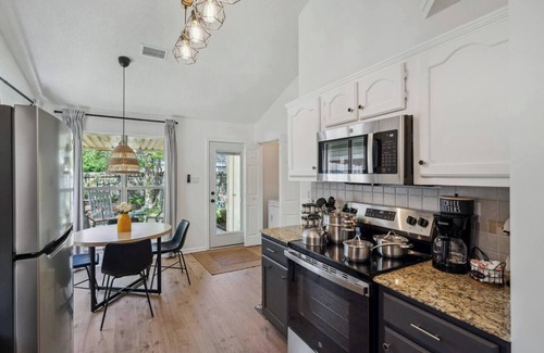 Southaven House | Miss Zen - Garden Bungalow/Fenced Yard - King Beds - 5 min to Landers Center