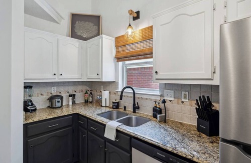 Southaven House | Miss Zen - Garden Bungalow/Fenced Yard - King Beds - 5 min to Landers Center