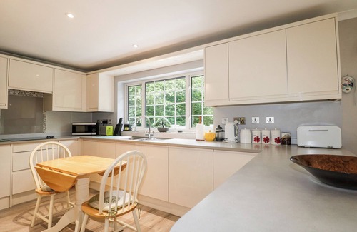 Crawley Down Apartment | MISWELLS COTTAGES - LAKE VIEW, family friendly in Turners Hill