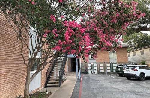 Tarrytown House | Mixed Shared Room - CoLiving Condo