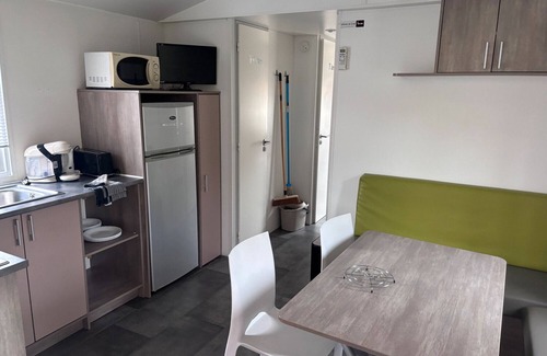 Roquefeuil House | Mobile Home '6 Personnes' with Private Terrace, Private Garden and Wi-Fi